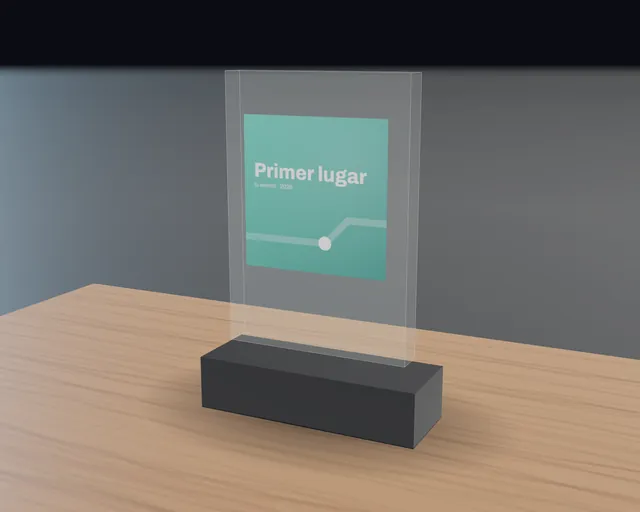 Render de un reconocimiento de acrílico con base negra sobre una mesa de madera, grabado con «Primer lugar»